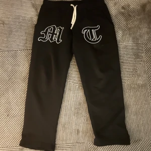 Tuttolente Joggers - Svarta originella tuttolente joggers. I använt skick, defekter syns på bild 3,4,5 (Färgfläckarna går nog att tvätta bort). Joggersen är slutsålda på hemsidan.