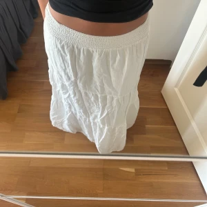Vit långkjol - Vit långkjol, från mango. Barnstorlek 164 men passar xs-m dam 
