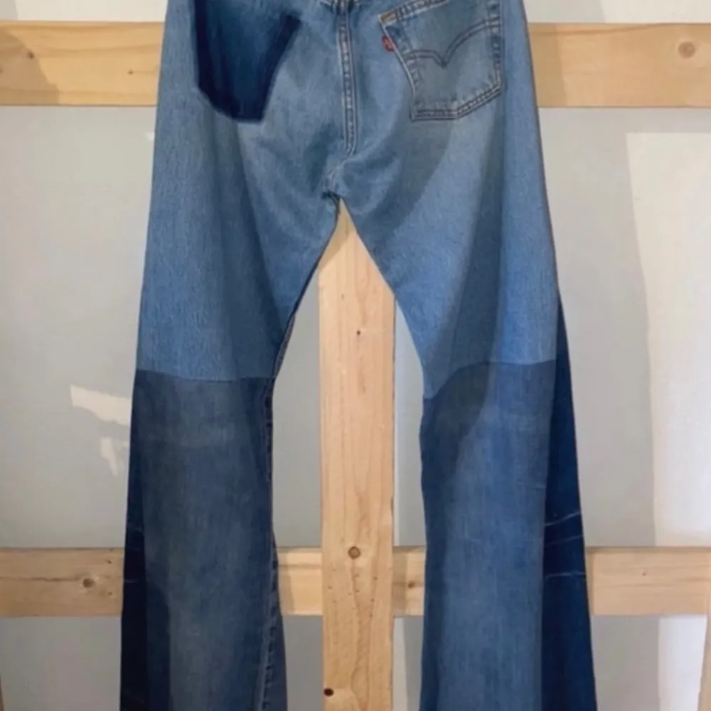 Levi’s vintage från Paris. Collectivo Paris heter butiken. Specialsydda :-) jag är 161 cm lång, de är lite för långa för mig men passar i klackar (sista bilden med klack) Skulle säga att dessa passar en waist 26-27 och längd 32 💞. Jeans & Byxor.