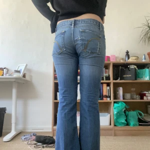 Lågmidjade jeans  - Blå Lågmidjade bootcut jeans från märket embarco som jag köpte second hand. Ganska använda då de är second hand🙌passar mig som har s/36 och 170💕 klippt av längst ner som man ser på tredje bilden💕 använder helst instabox men annat går också bra🎀💕
