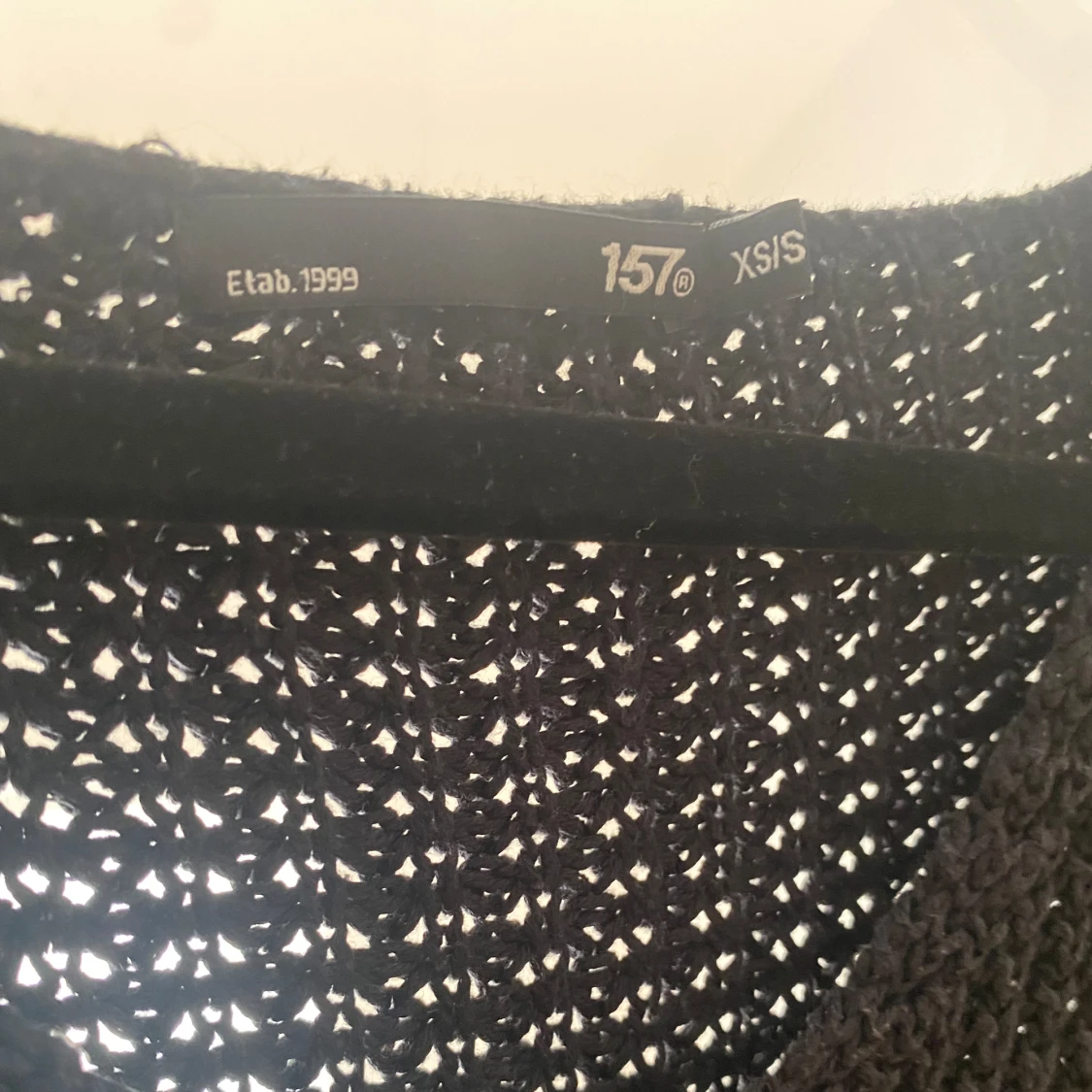 Tjock stickad svart tröja - 92