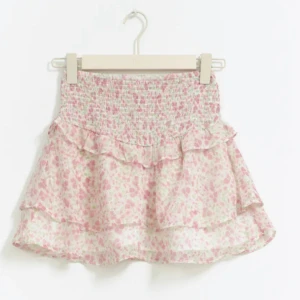 Gullig kjol  - Jättefin söt kjol från Gina Young💞Använd en gång, i mycket bra skick! Går även att använda som topp❤️köpt för 229kr