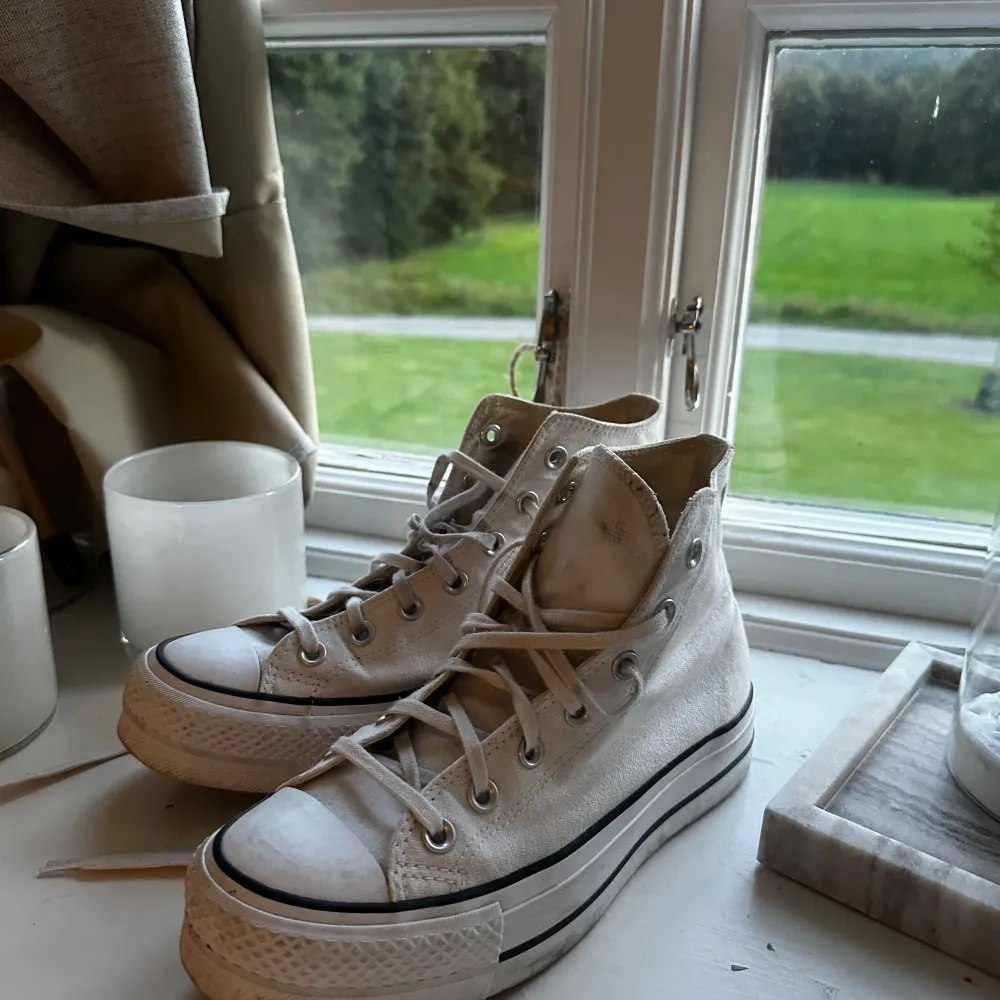 vita converse i bra skick, storlek 38. Skor.