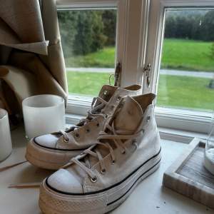 vita converse i bra skick, storlek 38