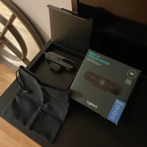 Logitech Brio 4K - Med avancerade Logitech Brio webbkamera ökar du nivån på dina videosamtal. Kameran har möjligheten att spela in 4K UHD-upplösning i 30 fps, justera ljusförhållanden med RightLight-teknologi samt sudda och byta ut bakgrunden. En helt ny vara. 