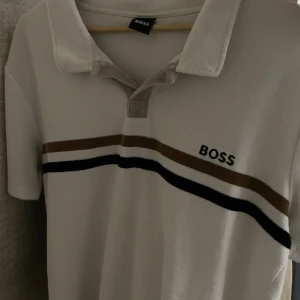 Hugo Boss pike  - Hej!  Säljer en stilrent och sparsamt använd Boss pike. Storleken är L 