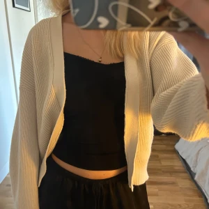 Stickad kofta - Snygg stickad kofta från BikBok som är perfekt att ha över ett linne eller t-shirt! Den är i storlek S, jätte mysig!☺️