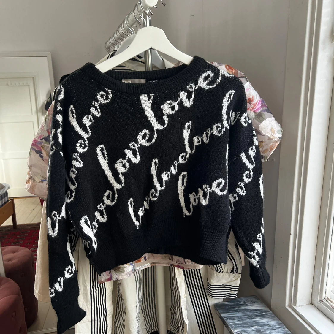 Svart, vit sweatshirt/stickad tröja med text från ASOS - 91