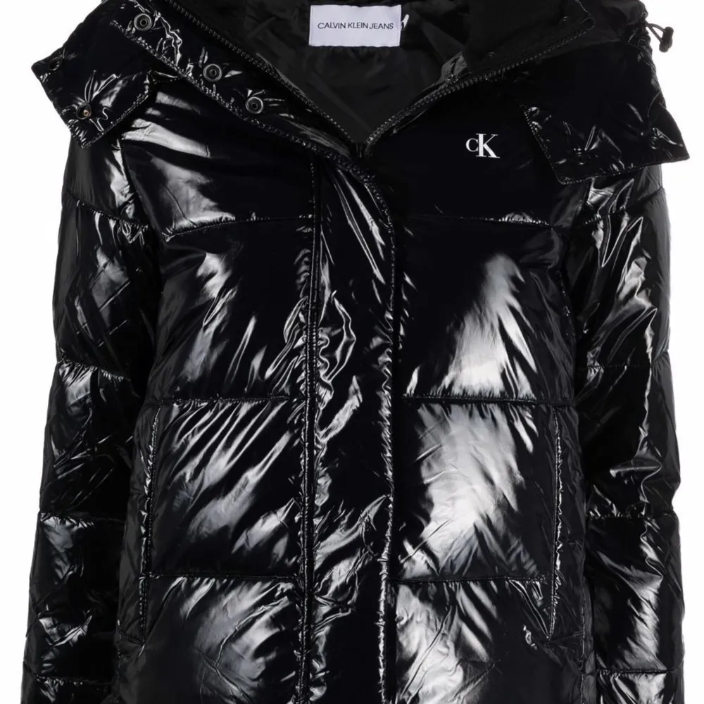 Säljer min super snygga vinterjacka då jag fått upp ögonen för en annan, Jackan är använd fåtal gånger utan defekter. Köpt för cirka 2500kr på Zalando. Kom privat för bilder. Frakt tillkommer! . Takit.