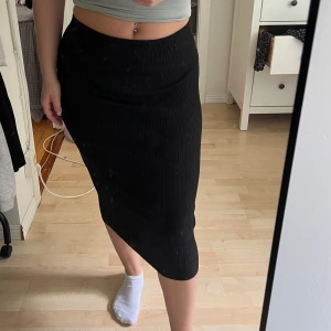 Ribbad kjol - Basic svart kjol som är ribbad/stickad. Ganska Tunn.   bekväm och strechig. Säljer då den inte kommit till användning. Helt oanvänd.