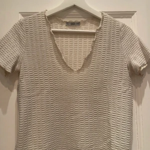 T-shirt från Zara  - Festlig T-shirt från zara med silver glitter i tyget som är stikat. Använd fåtal gånger och den är liten i storleken 