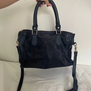 Mocka väska - Skinn och mocka väska perfelt till skolan🩷 Får plats med block och skoldator, har lite slitningar men inget man märker