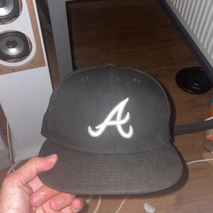 Fitted keps - Tjena! Säljer denna keps för 289kr för den är inte min stil längre och vill skaffa pengar för denna, den är 57,7 cm så den är en lagom storlek! Jätte bra för alla stilar.