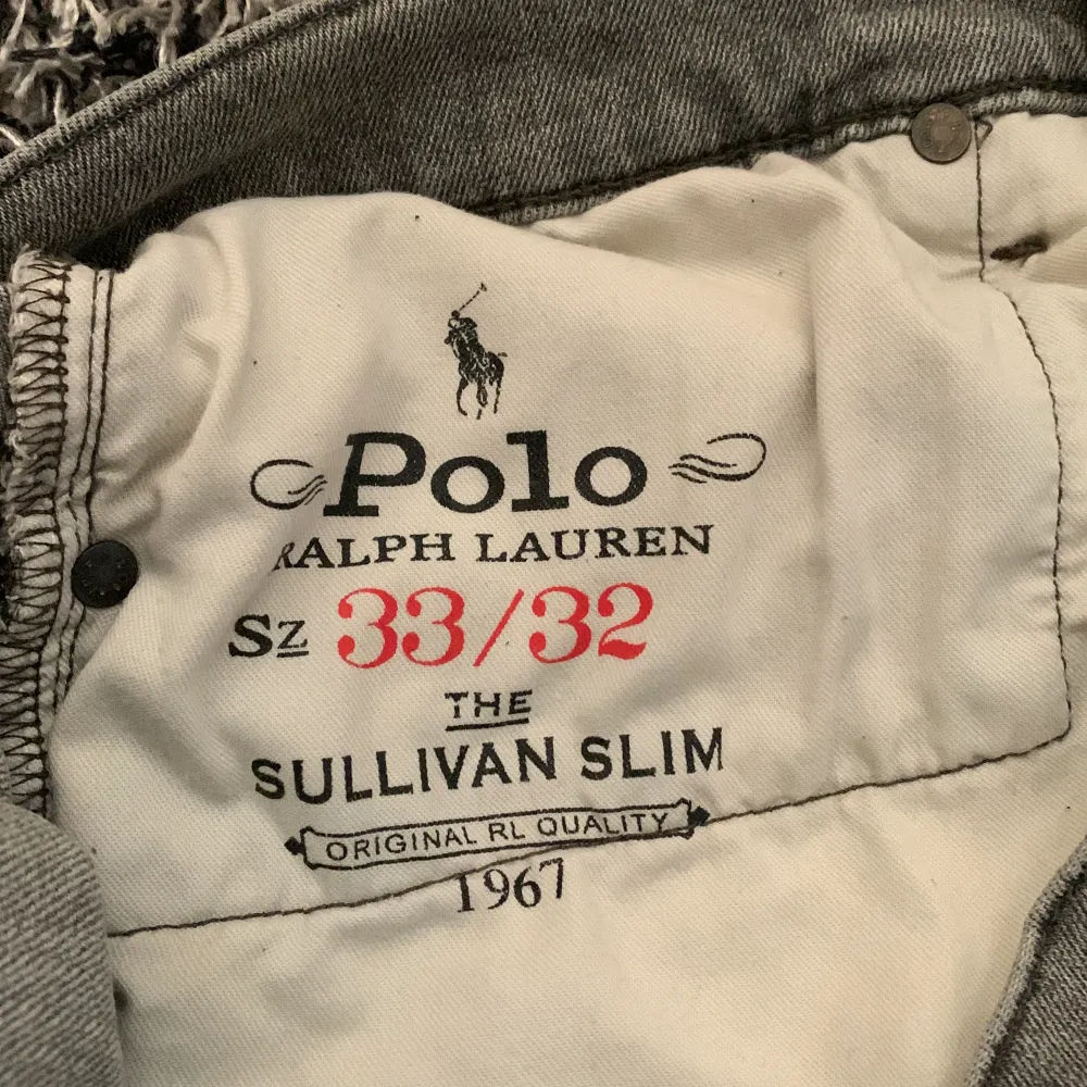 Säljer mina ljusgråa Ralph Lauren jeans som är slim fit i storlek 33/32. Jeansen är knappt använda och är i toppskick. Jeansen är stilrena och passar till de flesta outfits. . Jeans & Byxor.