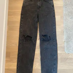 Super fina jeans ifrån Gina Tricot, som säljs pga att dom inte kommer till användning längre. Hål på knäna vilket är en väldigt snygg detalj. Storlek 164. 