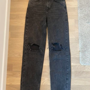 Svarta jeans ifrån Gina. - Super fina jeans ifrån Gina Tricot, som säljs pga att dom inte kommer till användning längre. Hål på knäna vilket är en väldigt snygg detalj. Storlek 164. 