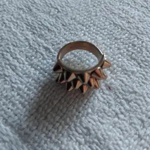 Jag behöver tyvärr sälja min edblads ring då den är för liten för mig❤️ Jag har bara provat på den en gång men tog tyvärr av lappen🥲❤️ Köpt för 400kr så jag tycker att 200kr är rimligt då den inte är nött eller så❤️