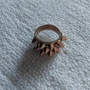 Oanvänd edblads ring guld❤️ - Jag behöver tyvärr sälja min edblads ring då den är för liten för mig❤️ Jag har bara provat på den en gång men tog tyvärr av lappen🥲❤️ Köpt för 400kr så jag tycker att 200kr är rimligt då den inte är nött eller så❤️