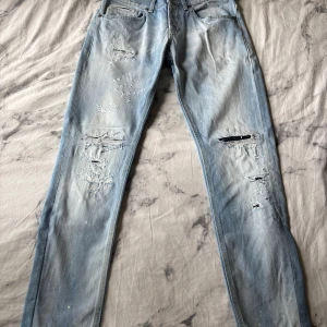 Säljer nu dessa extremt eftertraktade Dondups jeans! - Storlek:32, skick 9/10, använda några gånger men mycket fint skick, pris: 800! Pris kan diskuteras! Skriv gärna om du har någon fråga eller vill ha fler bilder!