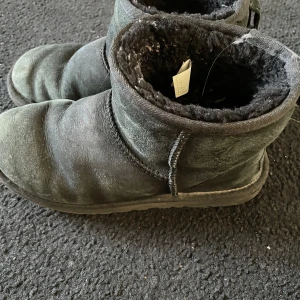 Uggs - Säljer mina uggs (äktak) då jag har köpt nya, har haft dem ett tag så det är ett litet hål i ena hälen men bara i fodret  Nypris 2300