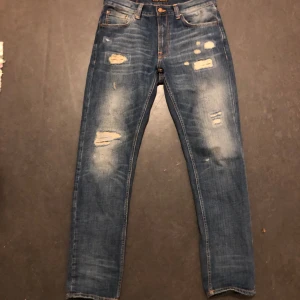 Nudie jeans - Sjukt snygga nudie jeans med slitningar. Modellen heter gritty Jackson.