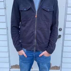 Morris overshirt - Riktigt skön Morris overshirt i M. Perfekt nu till hösten och väldigt bekväm!