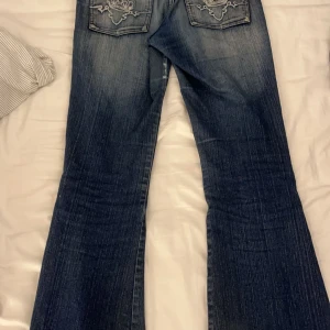 Lågmidjade bootcut jeans - Skit snygga jeans från miss O&Y som tyvärr inte passar mig längre. Midjemått 34 tvärs över, innerbenslängd 83cm. Lite fransiga nere vid fötterna, skriv för fler bilder💕