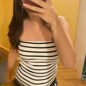 Randig tubetop  - Jätte fin tubetopp från bikbok ja köpt denna sommar. Säljer för ja ej använder längre. Storleken är M och den passar även S.