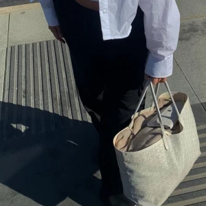 LINNEBYXOR  - linnebyxor från hm, lågmidjade svarta, säljer även i vitt, båda för 400