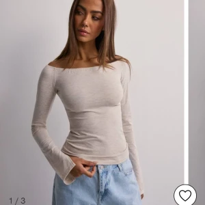 Off shoulder tröja från Nelly by Nelly  - Säljer en jättefin off shoulder topp från Nelly by Nelly. Köptes för någon månad sen men passade tyvärr inte mig. Slutsåld på hemsidan men nypris 249kr. 