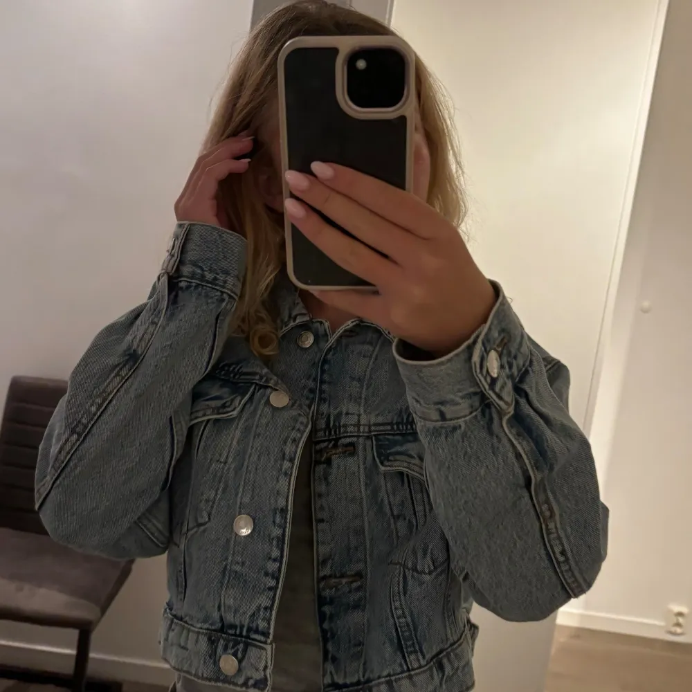 Croppad jeansjacka från Gina tricot, använd endast en gång och i gott skick. Pris kan diskuteras💕. Jackor.