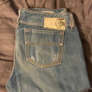 diesel jeans - Diesel Jeans raka med lite bootcut, W29 L32, uppsydda passar mig som är 167. Röda detaljer passar så bra till en vit stickad ❤️❤️❤️ 