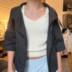 Kort kappa - Snygga kort trekvartärmad kofta! Lapparna är avklippta så vet tyvärr inte storlek men skulle säga S!💞