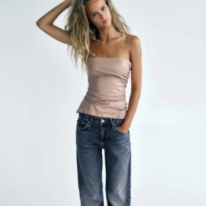 Tubtopp - Aldrig använd, prislappen är kvar! Finns en dragkedja på sidan! Super fin!! Färgen är rosa/ beige