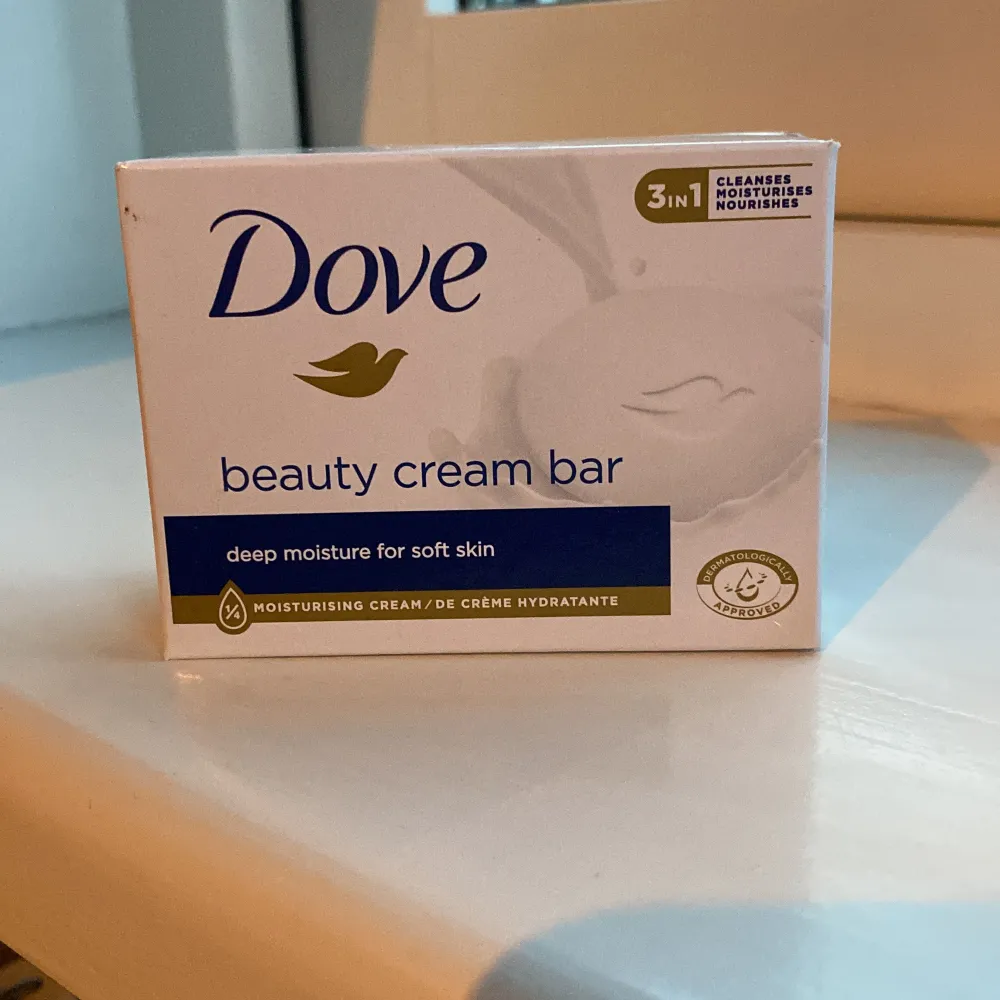 Säljer en Dove Beauty Cream Bar som ger djup återfuktning för mjuk hud. Den är perfekt för daglig användning och är PETA-godkänd. Dessutom ingår en rosa tvål med naturliga ingredienser som kokosolja och rosenextrakt, vilket ger en härlig doft och skonsam rengöring.. Skönhet.