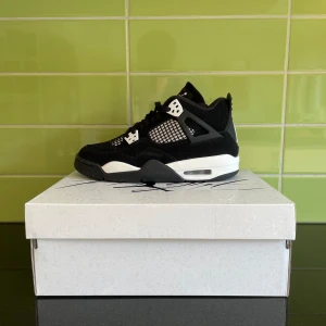 Jordan 4 white thunder - Jordan 4 white thunder🖤🤍 storlek 40. Sitter bra på mig som vanligtvis har storlek 40,5. Kom dm om du har någon fråga