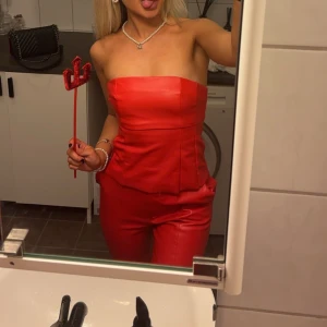 Skinn topp & byxa - set  - Matchande rött set i skinnimmitation. Endast använd en gång. Perfekt nu inför halloween som djävul eller liknande🩸