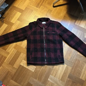 Fleece tröja - Säljer denna fleece tröja från studio total som är perfekt inför hösten. Tveksam på nypris. Tröjan är i väldigt bra skick. Säljer pga för liten