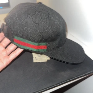 Svart gg keps  - Tjena säljer min gg keps storlek m som ny kom pv för mer information 