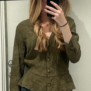 Mörkgrön blus - Mörkgrön blus i fint skick.  