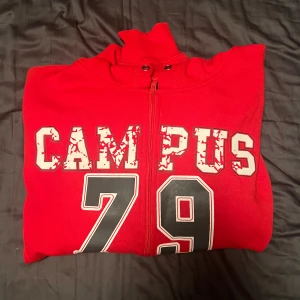 Campus zip hoodie - Storlek XXL. Väldigt fint skick, inga defekter. Hör av er vid frågor!