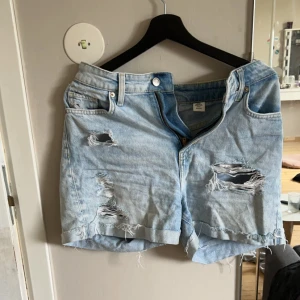 Snygga jeans shorts  - Snygga jeans shorts, säljer då den inte används längre. 