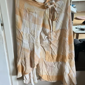 Kjol - En fin sommar kjol, tunnt material. Inga skador eller fläckar. 
