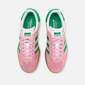 Adidas Gazelle Bold rosa/gröna - Aldrig använda!! Endast testade (med lappar kvar 🎀) Slutsålda Adidas gazelle bold i storlek 38 2/3. Köpte två par av dessa, behöll ett men hann ej skicka tbx andra paret, därav helt oanvända 💗 Supersköna och SNYGGA. Skriv för fler egna bilder!! 😊