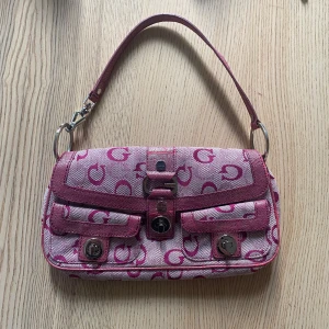 Rosa Guess väska - Superbra skick utom en liten liten missfärgning vid spännet på insidan (bild 5)! Skriv för fler bilder<3