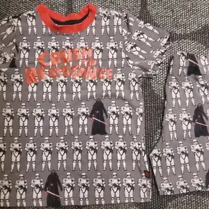 Fin 2 delad starwars pyjamas inköpt på Disney store I USA storlek 128