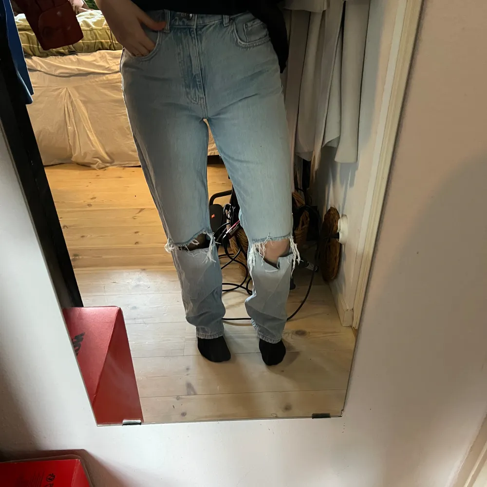 Blåa jeans med hål i från Gina tricot . Jeans & Byxor.