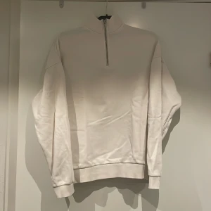 ASOS design half sip  - Riktigt fet half sip från ASOS design! Säljer pågrund av att jag inte använder den! Storlek M   Hör av er vid frågor! Priset är inte hugget i sten!