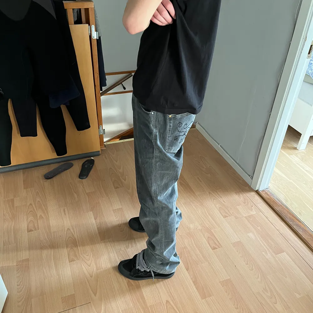 Sjukt nice flared jeans med detaljer på bakfickorna, 10/10 skick. Jeans & Byxor.