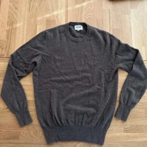 Soft Goat Tröja - Tja! Säljer denna sköna Kashmir tröja från soft goat perfekt inför hösten/vintern, fint men använt skick och aningen mindre i storleken. Hojta till vid frågor!🙌